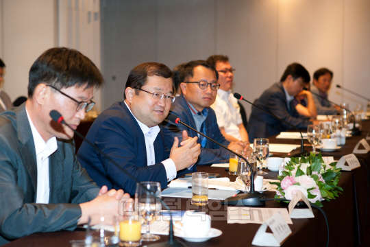 미래창조과학부는 15일 서울시 서초구 팔레스호텔에서 정보통신기술(ICT) 발전전략인 K-ICT 추진을 위한 'K-ICT 협의회' 위원장과 부처 관계자 등 30여명이 참석하는 간담회를 열었다. 간담회에서 최재유 미래부 2차관(왼쪽 두번째)이 모두 발언하고 있다. <미래창조과학부 제공>